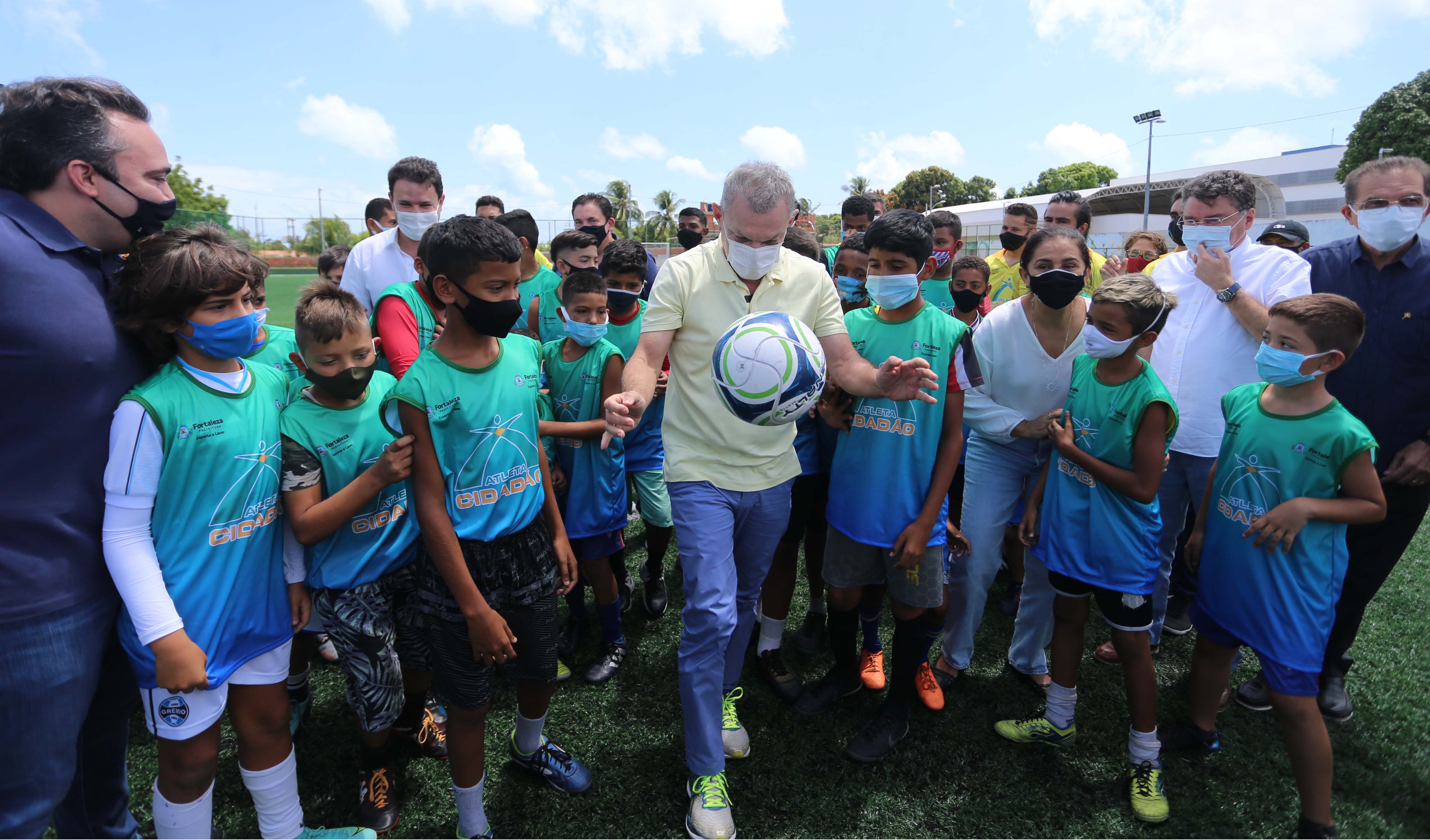 Sarto joga bola com meninos na Areninha